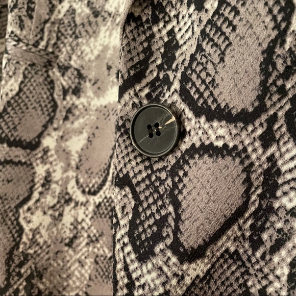 (NEW) MENDOCINO Snake print blazer. Tag on, perfect condition, size M. - Picture 4 of 6